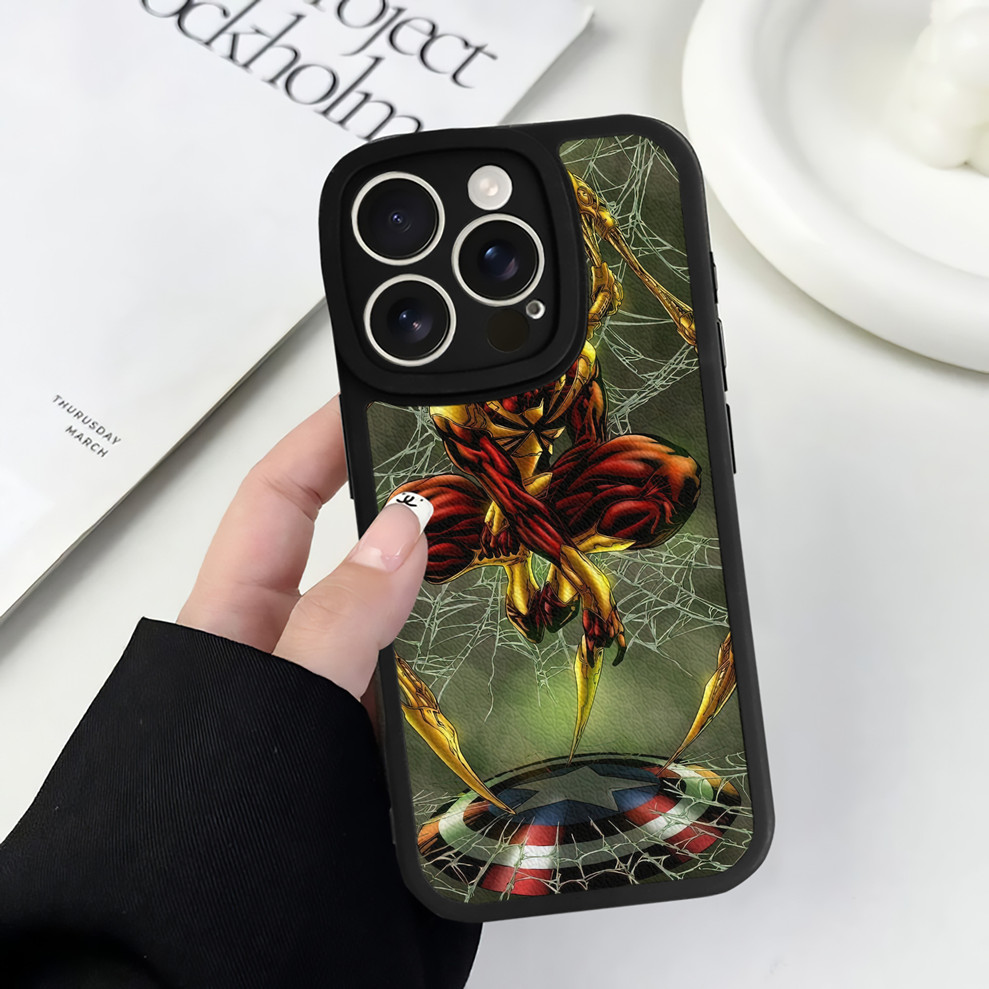 （画像用） Spider Man スパイダーマン 【iPhone 16シリーズ対応】シリコンスマホケース（レザー調） 材質：シリコン